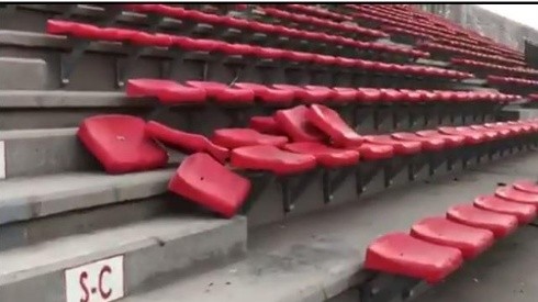 Hinchas de Colo Colo rompieron butacas del remozado estadio de La Calera