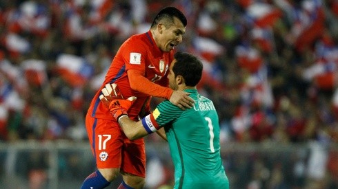 Medel y Bravo celebrando un gol de Chile