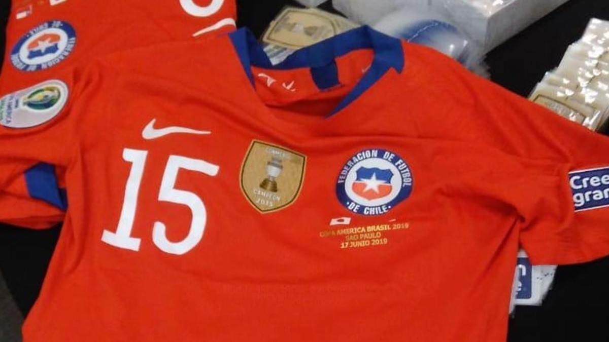 Video Lista La Roja Asi Sera La Camiseta De Chile Para Esta Copa America Con El Parche De Campeon Del 2015 Dale Albo