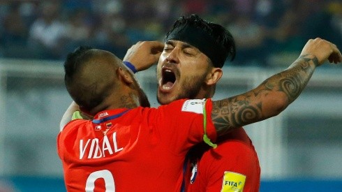 Vidal y Pinilla celebrando un gol por Chile
