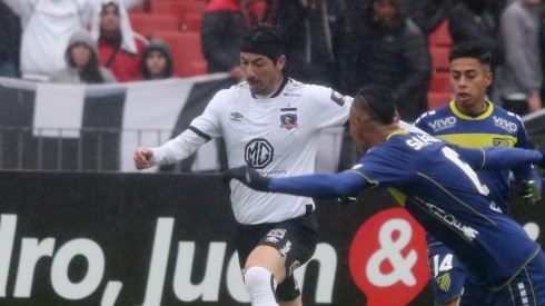 Valdés en cancha ante dos defensores rivales