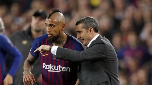 Valverde dando indicaciones a Vidal