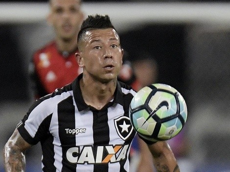 Botafogo espera la oferta de Colo Colo para vender a Leo Valencia
