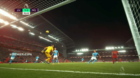 Claudio Bravo recibe tercer gol del Liverpool