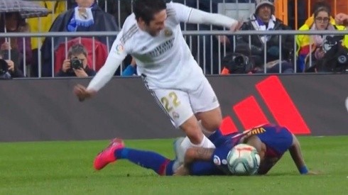 El momento exacto en que Vidal intentó quedarse con la pelota trancando con la cabeza.