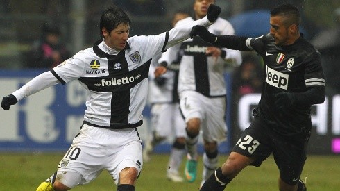 Jaime Valdés enfrentando a Arturo Vidal en el Calcio