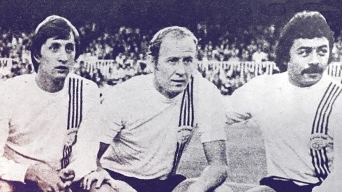 Caszely junto a Cruyff en una selección de estrellas