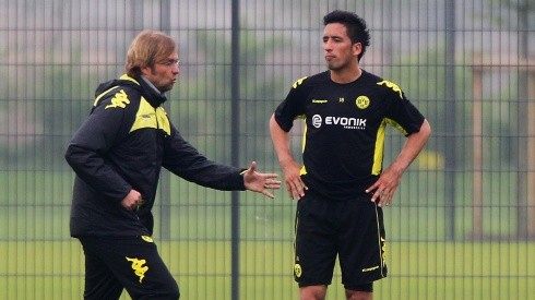 Klopp le da instrucciones a Lucas en el Dortmund
