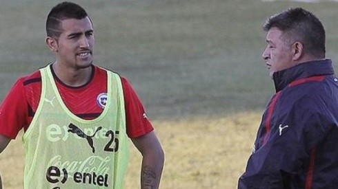 Borghi junto a Vidal en la Roja