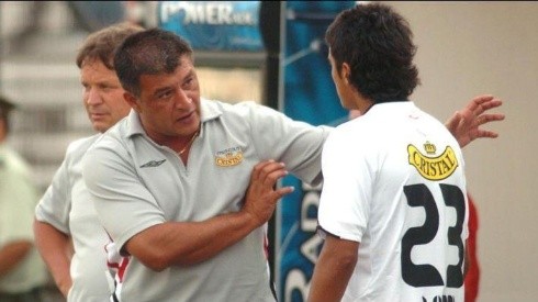 Claudio Borghi dando instrucciones a un joven Arturo Vidal en Colo Colo