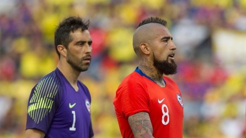 La FIFA determinó que Bravo y Vidal podrían volver con la Roja en septiembre