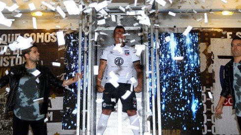 Colo Colo presentó con bombos y platillos su última camiseta Umbro.