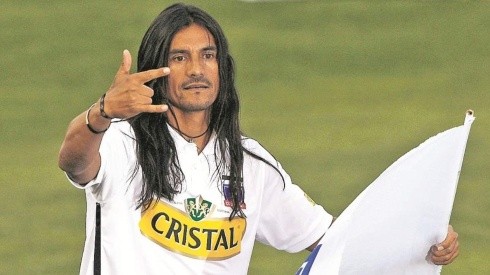 Gabriel Mendoza con la camiseta de Colo Colo