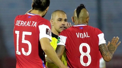 La selección chilena se vio perjudicada por el arbitraje del paraguayo Éber Aquino.