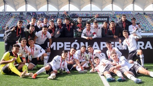Pocos jugadores del fútbol joven de Colo Colo logran mantenerse en el primer equipo.