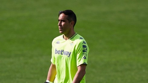 Claudio Bravo vuelve al Camp Nou como titular y después viajará a Chile para integrarse a la selección.