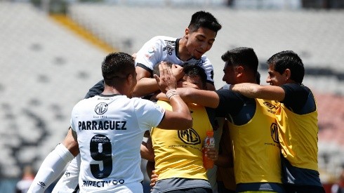Morales celebra con sus compañeros un gol revitalizador para el Cacique.