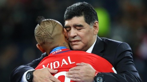 Arturo Vidal le dedicó lindas palabras a la partida de Maradona.