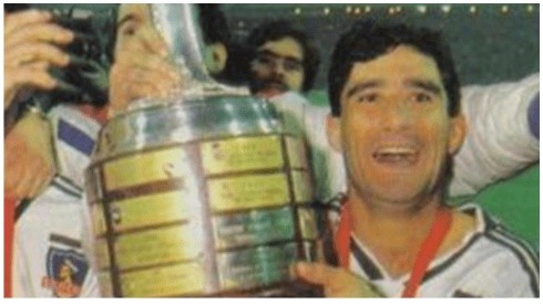 Rubén Espinoza levantando la Copa Libertadores de 1991.