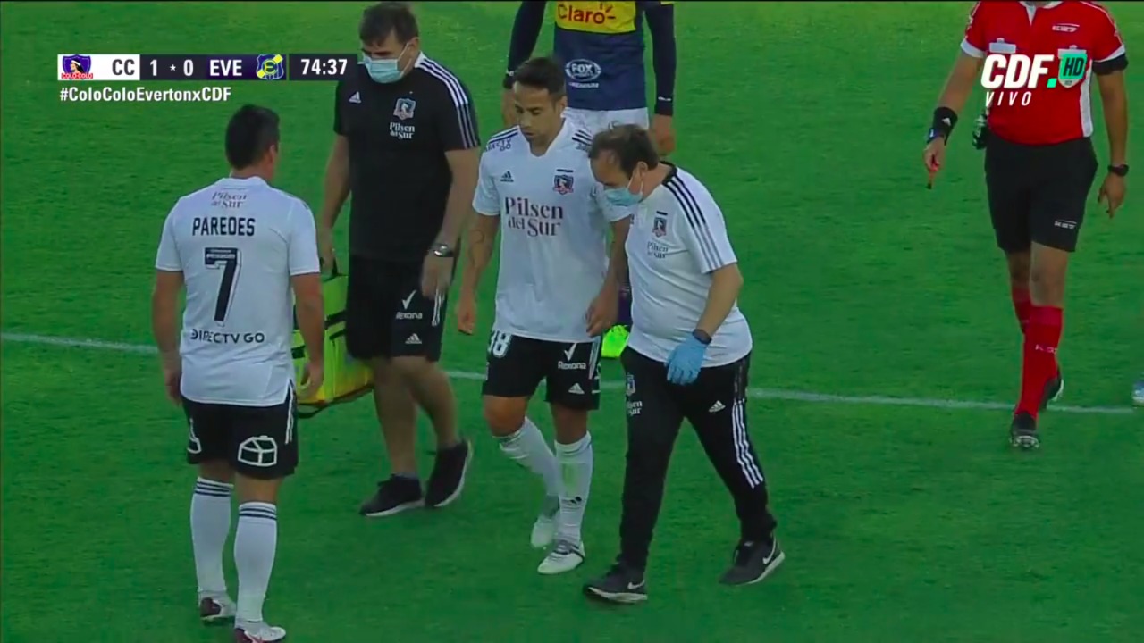 Jorge Valdivia saliendo sustituido por problemas musculares.