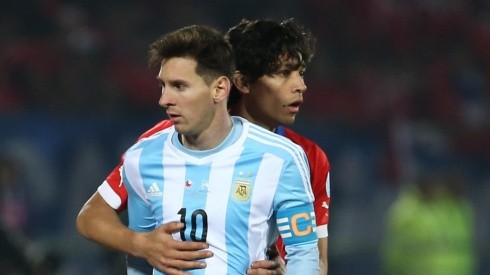 Matías Fernández junto a Messi en la final de la Copa América 2015.