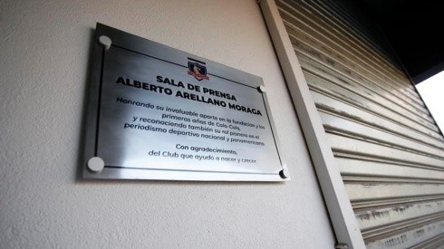 La placa quedó instalada en el acceso a la sala de prensa del Monumental | Foto: Colo Colo Oficial