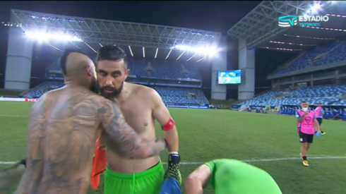 El abrazo de Bravo con Vidal tras el 1-1 ante Uruguay.
