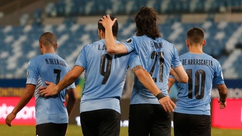 Uruguay derrotó 2 a 0 a Bolivia y aseguró su paso a cuartos de final.