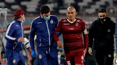 La lesión que sufrió Suazo en el Monumental lo dejó fuera del partido ante los albos por Copa Chile.