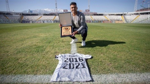 Felipe Campos recibió un merecido reconocimiento en el estadio Monumental.