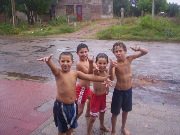 Maximiliano Falcón, segundo de izquierda a derecha