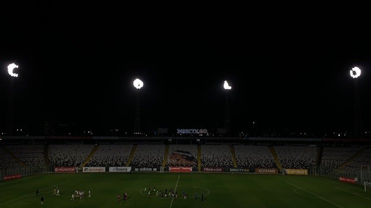 Torres de iluminación del Estadio Monumental. (Foto:@SebaCaro8)