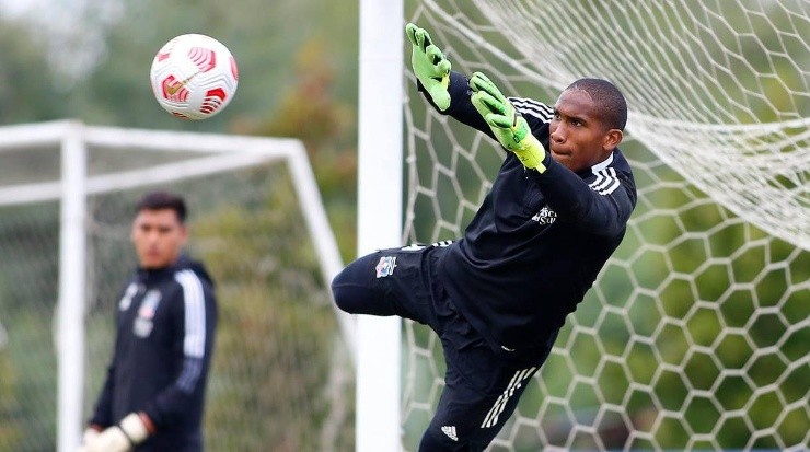 Omar Carabalí es el llamado a reemplazar a Brayan Cortés tras su llamado a la Roja. | Foto: Colo Colo.