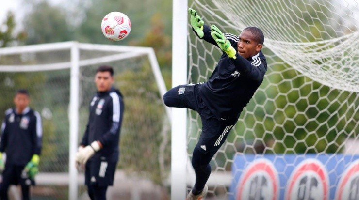 Omar Carabalí ha esperado pacientemente la titularidad en esta temporada 2021. | Foto: Colo Colo.