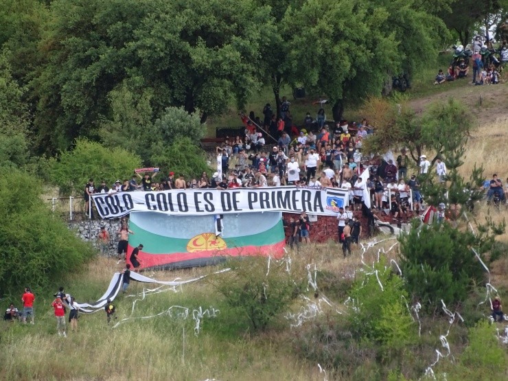 Hinchas de Colo Colo en el Cerro Condell. (Foto: Edson Figueroa)