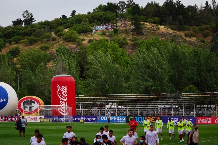 Hinchas de Colo Colo en el Cerro Condell. (Foto: Guillermo Salazar)