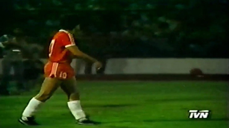 Maradona deslumbró a los 66 mil personas en el Estadio Nacional. | Foto: Captura.