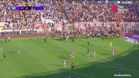 Un centenar de hinchas ingresaron a la cancha a celebrar un gol ilícito de Carlo Villanueva