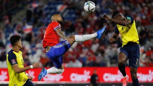 Arturo Vidal vio la Roja ante Ecuador por una violenta patada.
