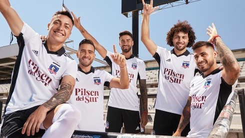 Los jugadores del Cacique posando con la nueva camiseta alba.