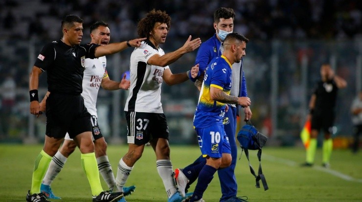 Otra imagen del minuto de furia de Suazo con Cuevas. | Foto: Colo Colo.
