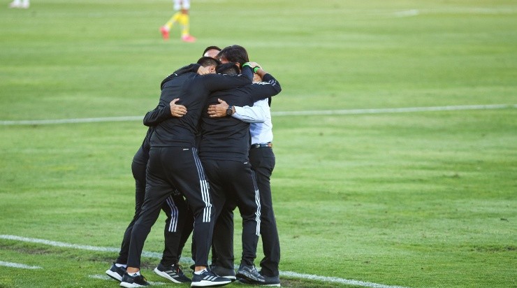 Gustavo Quinteros y su cuerpo técnico lograron dejar a Colo Colo en primera. | Foto: Agencia UNO.