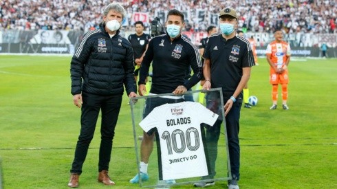 Marcos Bolados recibe una camiseta que reconoce sus 100 partidos en Colo Colo.