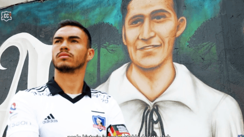 Gabriel Suazo junto al mural de David Arellano en el estadio Monumental.
