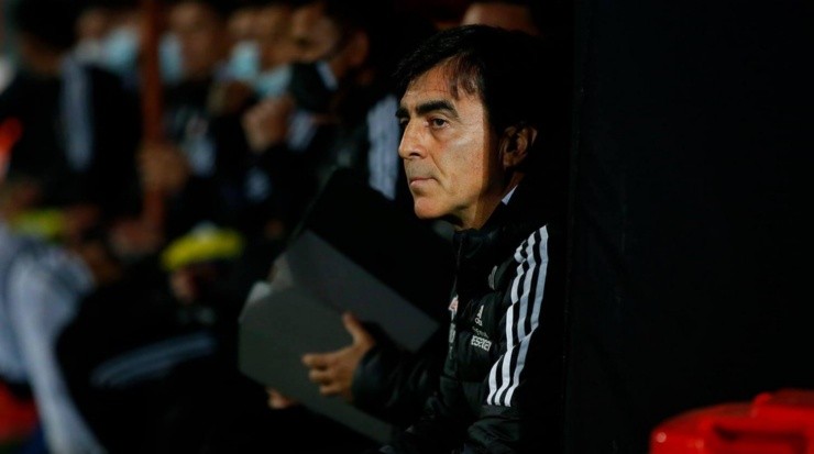 Gustavo Quinteros quedó fuera de la carrera final por ser el DT de la Roja. | Foto: Colo Colo.