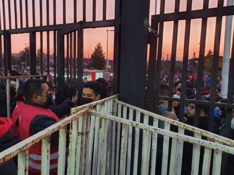 Hinchas de Colo Colo sufren en el ingreso al estadio Monumental