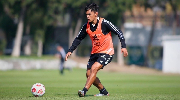 Vicente Pizarro corre con ventaja para reemplazar al suspendido Gabi Costa. | Foto: Colo Colo.