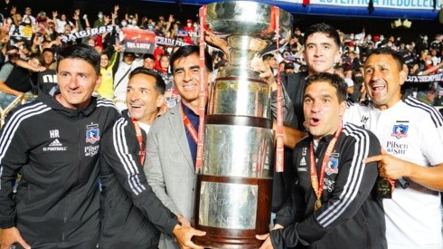 Quinteros con su cuerpo técnico festejando la Supercopa 2022.