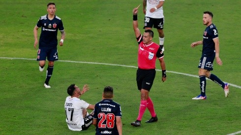 Julio Bascuñán expulsando a Gabriel Suazo en el Superclásico jugado en el 2021 en el Estadio Monumental