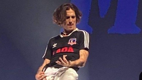 Vocalista de Maneskin la rompió en su debut en Chile con la camiseta de Colo Colo.